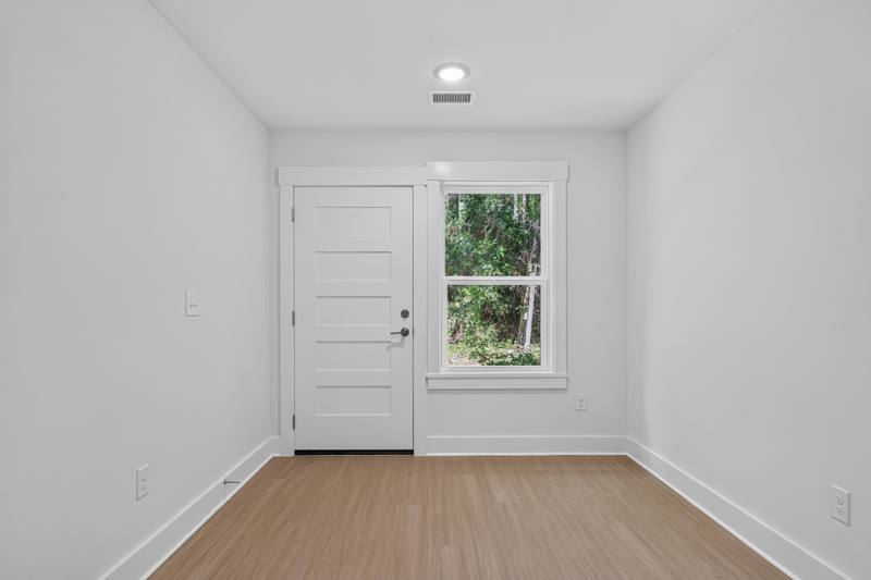 Ground-Floor Flex Room, furnished end unit
