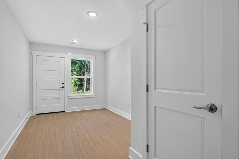 Ground-Floor Flex Room, furnished end unit